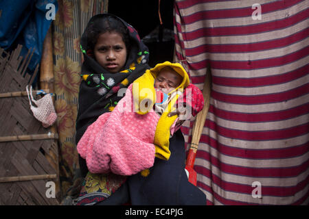 Dacca in Bangladesh. 9 dicembre, 2014. Neonato in una delle baraccopoli vicino Kamalapur stazione ferroviaria. Un totale di 3 milioni e mezzo di persone vivono in baraccopoli 4.000 in Dhaka metropolitan area.baraccopoli sono stati sfrattati senza alcuna riabilitazione e ora in inverno che stanno soffrendo un sacco. La Giornata Internazionale dei Diritti dell'uomo 2014 slogan "Diritti umani 365' dalle Nazioni Unite. Credito: zakir hossain chowdhury zakir/Alamy Live News Foto Stock