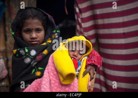 Dacca in Bangladesh. 9 dicembre, 2014. Neonato in una delle baraccopoli vicino Kamalapur stazione ferroviaria. Un totale di 3 milioni e mezzo di persone vivono in baraccopoli 4.000 in Dhaka metropolitan area.baraccopoli sono stati sfrattati senza alcuna riabilitazione e ora in inverno che stanno soffrendo un sacco. La Giornata Internazionale dei Diritti dell'uomo 2014 slogan "Diritti umani 365' dalle Nazioni Unite. Credito: zakir hossain chowdhury zakir/Alamy Live News Foto Stock