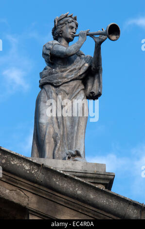 Oxford Univeristy Clarendon Building statue di Muse Musica Foto Stock