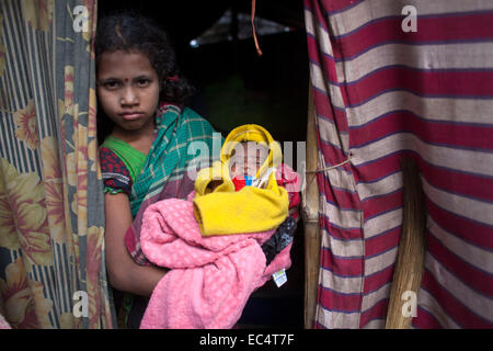 Dacca in Bangladesh. 9 dicembre, 2014. Neonato in una delle baraccopoli vicino Kamalapur stazione ferroviaria. Un totale di 3 milioni e mezzo di persone vivono in baraccopoli 4.000 in Dhaka metropolitan area.baraccopoli sono stati sfrattati senza alcuna riabilitazione e ora in inverno che stanno soffrendo un sacco. La Giornata Internazionale dei Diritti dell'uomo 2014 slogan "Diritti umani 365' dalle Nazioni Unite. Credito: zakir hossain chowdhury zakir/Alamy Live News Foto Stock