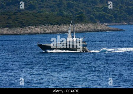 Croazia, Mittel-Dalmatien, Insel Hvar Motorboot und Segelboot Foto Stock