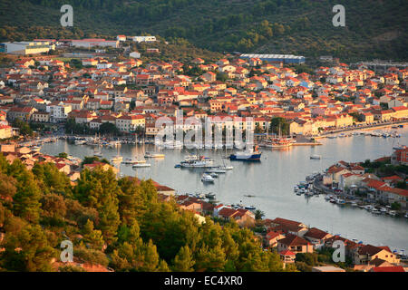 Croazia, Sued-Dalmatien, Insel Korcula, Stadthafen Vela Luka Foto Stock