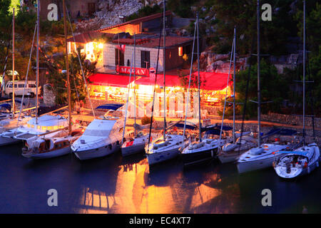 Croazia, Sued-Dalmatien, Insel Mljet, Bucht Okuklje, Hafenpier und Restaurant Maran Foto Stock