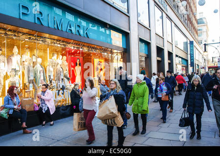 Gli amanti dello shopping al di fuori Primark store su Oxford Street, Londra England Regno Unito Regno Unito Foto Stock
