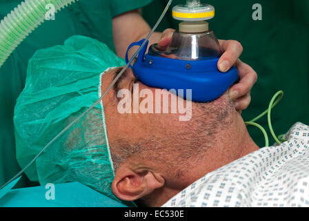 Il paziente è ventilati in anestesia generale manualmente Foto Stock