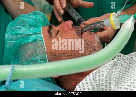 Il paziente viene ventilato in un ambulatorio chirurgico di macchina Foto Stock