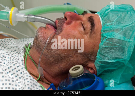 Il paziente è sotto anestesia generale e ventilati meccanicamente con una maschera laringea Foto Stock