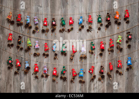 Fatte a mano decorazione di Natale fatto di pigne e sacchetti Foto Stock