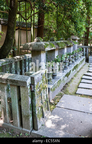 Il cimitero buddista nel tempio Koto-in zen, Daitoku-ji, Kyoto, Giappone Foto Stock