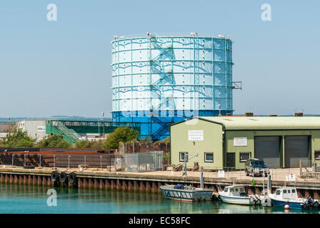 I serbatoi di gas e industria leggera accanto al fiume Arun a Littlehampton nel West Sussex sulla costa sud dell'Inghilterra. Foto Stock