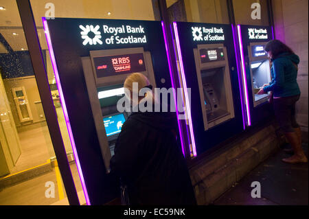 Le donne a Royal Bank of Scotland ATM su Princes Street Edinburgh Scotland Regno Unito Foto Stock