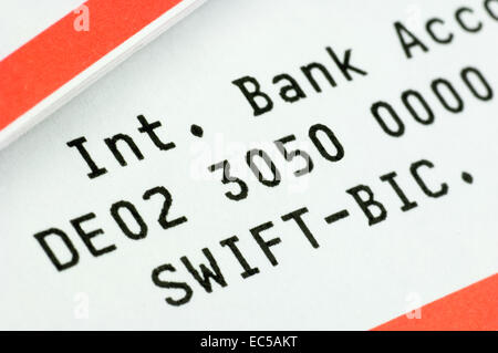 Il codice swift e IBAN su un estratto conto bancario Foto Stock