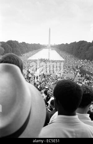 Il 28 agosto 1963, più di 200.000 gli americani si sono riuniti a Washington, d.c., per una politica dei rally noto come la marcia su Washington per i posti di lavoro e la libertà diritti civili marzo su Washington, D.C. fotografia mostra una folla di afro-americani e bianchi che circonda la piscina riflettente e continuando per il Monumento di Washington.