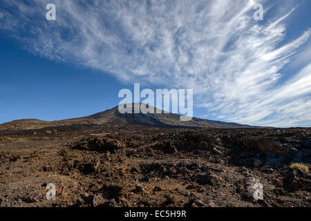 Vista dal punto di vista Mirador de Chio verso Pico Viejo e crateri Narices del Teide Tenerife, Isole Canarie, Spagna. Foto Stock