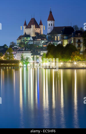 Il Castello Thun oltre il fiume Aare, Kanton Bern, Svizzera. Foto Stock