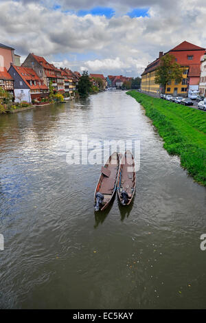 Fiume, barche e case vintage a Bamberg in Germania Foto Stock