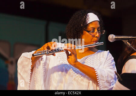 ANNE STAFFORD suona il flauto con SAMBADA sul palco del giardino del MONTEREY JAZZ FESTIVAL Foto Stock