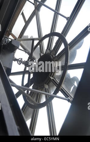 Meccanismo stagliano contro la faccia di clock al Musee d'Orsay, Parigi Francia Foto Stock