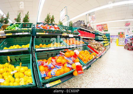 Fisheye colpo di frutta per la vendita in un supermercato Tesco, UK. Foto Stock