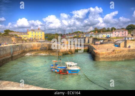 Charlestown Harbour vicino a St Austell Cornwall Inghilterra UK in estate con il blu del cielo e del mare Foto Stock