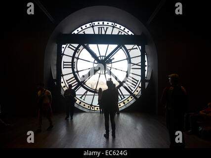 Le figure stagliano contro la faccia di clock al Musee d'Orsay, Parigi Francia Foto Stock