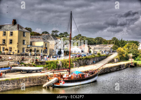 Charlestown Harbour vicino a St Austell Cornwall Inghilterra UK in estate con il blu del cielo e del mare Foto Stock