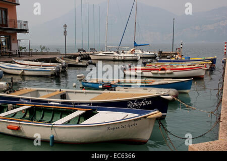 Brenzone, barche nel porto, il Lago di Garda, Italia Foto Stock