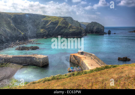 Le pareti del porto Mullion Cove Cornwall Regno Unito la penisola di Lizard Mounts Bay nei pressi di Helston Foto Stock