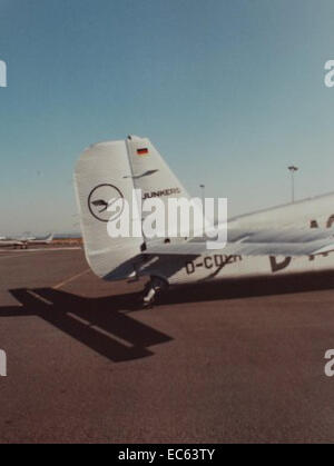 Questa immagine fa parte della collezione Charles Daniels, che documenta vari aerei tedeschi durante la seconda guerra mondiale. Fornisce informazioni sulla progettazione e lo sviluppo dell'aviazione militare tedesca durante gli anni '1930 e '1940, concentrandosi sulla loro tecnologia aeronautica avanzata. Foto Stock