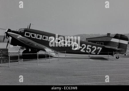 Una fotografia della Charles Daniels Collection, che raffigura aerei tedeschi della seconda guerra mondiale, conservata come parte degli sforzi archivistici della SDASM. Foto Stock