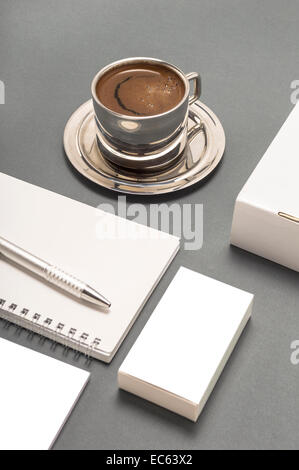 Blank stationery set : tazza da caffè, business cards, booklet, fogli, notebook, CD, cassette e matita. Foto Stock