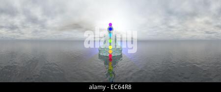 Il Buddha meditando con sette chakra colorati su ocean dal grigio al tramonto, 360 gradi per effetto Foto Stock