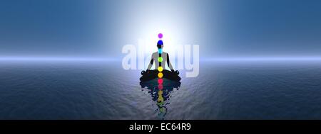 Silhouette di un uomo meditando con sette chakra colorati su ocean blue sunset, 360 gradi per effetto Foto Stock
