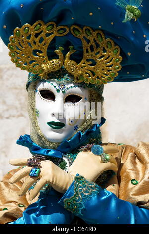 Il blu e il giallo persona al 2014 carnevale veneziano di Annecy, Francia Foto Stock