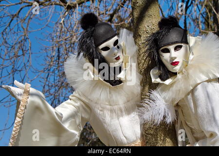 Bianco e nero Pierrot coppia al 2014 Annecy carnevale veneziano, Francia Foto Stock