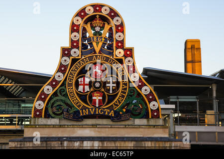 Insegne sul sud del riscontro del 1864 Blackfriars Railway Bridge, Londra Inghilterra Regno Unito Regno Unito Foto Stock