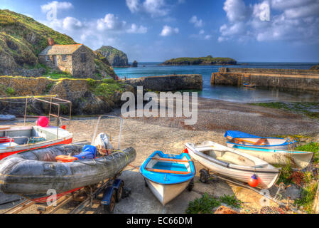 Barche in English Harbour Mullion Cove Cornwall Regno Unito la penisola di Lizard Mounts Bay nei pressi di Helston Foto Stock