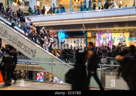 Gli amanti dello shopping al Westfield Stratford City Shopping Centre di Londra England Regno Unito Regno Unito Foto Stock