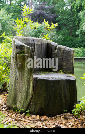 Sedia in legno nel giardino del castello Schloss Castello Berleburg Bad Berleburg district Siegen Wittgenstein della Renania settentrionale-Vestfalia Foto Stock