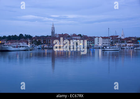 Izola di notte, costa adriatica, Istrien penisola, Slovenia, Europa Foto Stock