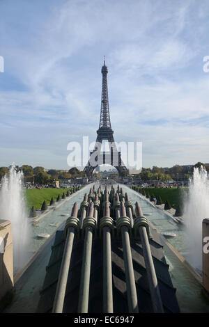 Torre Eiffel visto dai giardini d'acqua dell'art deco palais du Trocadero a Parigi Foto Stock