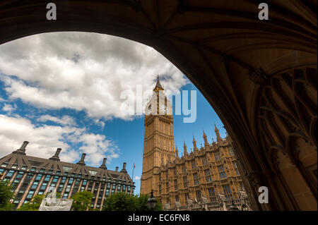 Elisabetta La Torre noto anche come il Big Ben, vista dal cortile del palazzo con Portculiss house in background Foto Stock