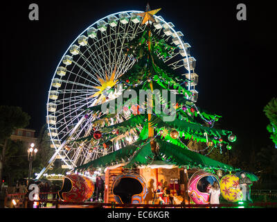 Vista notte albero di Natale e la Ferries Wheel a Nizza la Place Massena Foto Stock