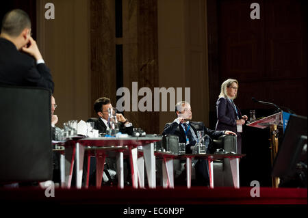 Vienna, Austria. 9 Dic 2014. Dott.ssa Gro Nystuen (R), senior partner al diritto internazionale e Policy Institute, parla alla Conferenza di Vienna sull'impatto umanitario delle armi nucleari svoltasi a Vienna, la capitale dell'Austria, Dicembre 9, 2014. La due giorni di conferenza di Vienna sull'impatto umanitario delle armi nucleari ha concluso martedì con l'obiettivo di lavorare per un mondo libero da armi nucleari. © Qian Yi/Xinhua/Alamy Live News Foto Stock