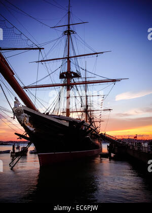 HMS Warrior al tramonto in Portsmouth Historic Dockyard, Inghilterra Foto Stock