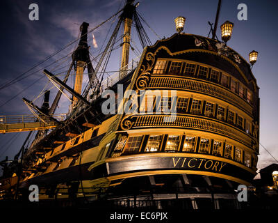 I riflettori HMS Victory poco dopo il tramonto Foto Stock