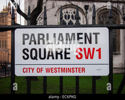 Un cartello stradale che identifica la piazza del Parlamento nella City of Westminster, Londra Foto Stock