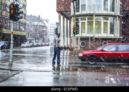 Amburgo, traffico, luce rossa, bufere di neve 1 Foto Stock