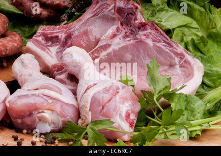 Carne cruda mix: bistecche, pollame, salsicce, carne di maiale tritata, tritato. Foto Stock