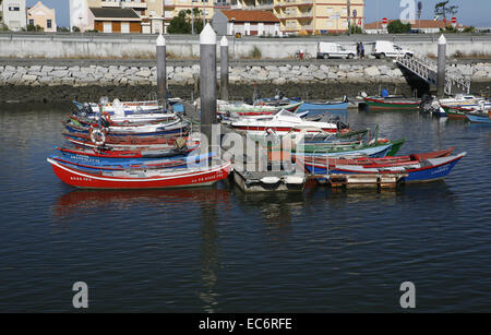 Barche di vecchie barche da pesca pesca Porto di Figueira da Foz coimbra destrikt portogallo Europa Foto Stock